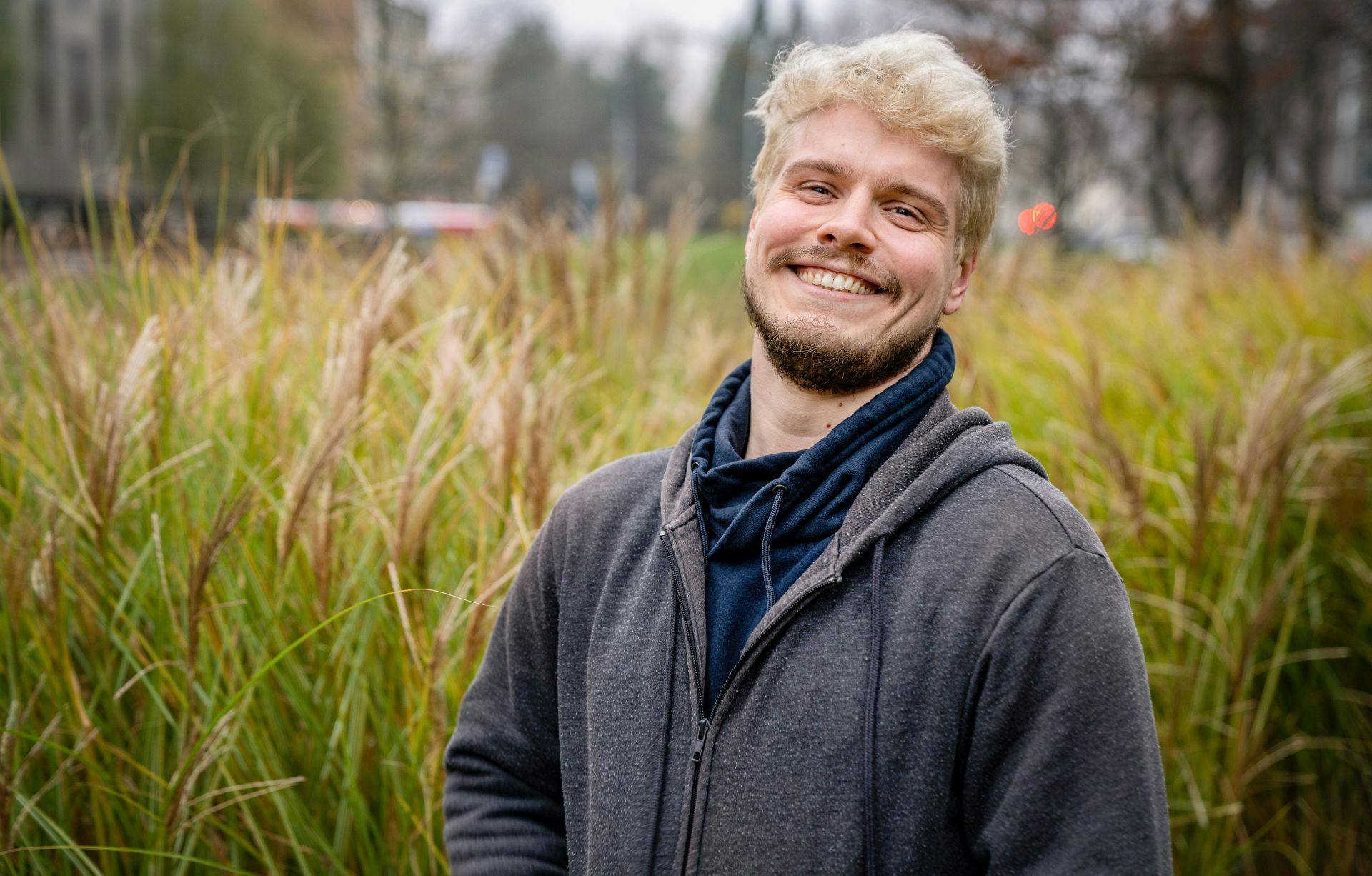 Portrait eines jungen blonden Mannes in einem Park in Hamburg